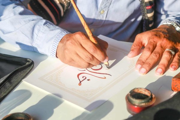 Quelles techniques utiliser pour débuter dans l'art de la calligraphie arabe ?