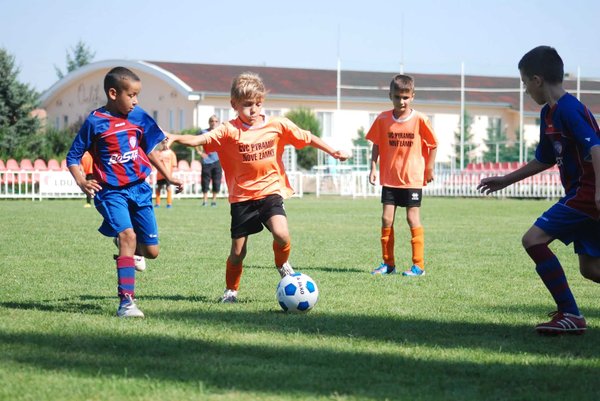 Comment les clubs sportifs locaux peuvent-ils promouvoir l'activité physique chez les jeunes ?